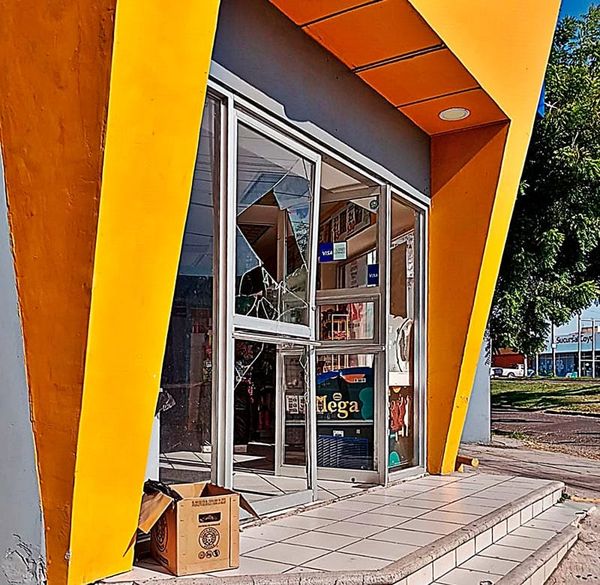 ¡MALANDROS ROMPEN CRISTALES PARA ATRACAR TIENDA “YEPAS”!