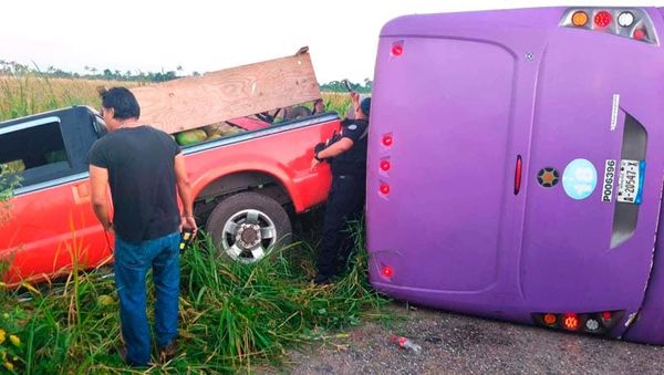 ¡AUTOBÚS VOLCADO IMPACTADO POR CAMIONETA CON COCOS!