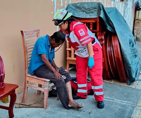¡CAMIÓN ‘EL VERGEL’ ARROLLÓ A VENDEDOR DE MUEBLES!