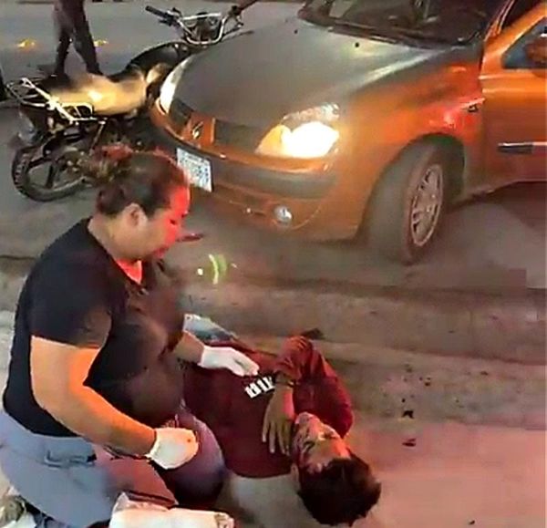 ¡MOTOCICLISTA POR POCO Y PIERDE LA VIDA EN EL DÍA DE LOS MUERTOS!