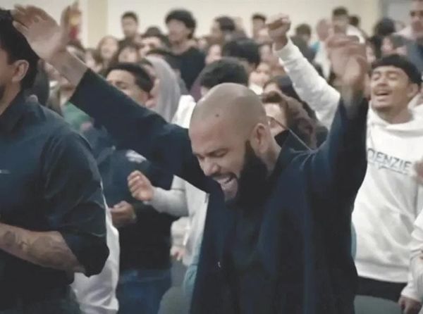 ¡PASA DANI ALVES DE AGRESOR SEXUAL A PREDICADOR EN IGLESIA!