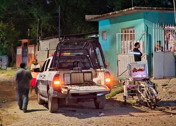 ¡AMARRAN A ERICK POR METERSE A LAS CASAS DE LAS VECINAS!