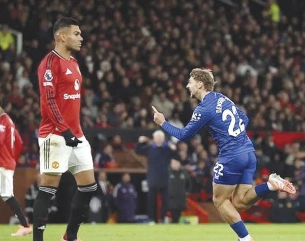 ¡EVERTON SUFRE EXPULSIÓN INSÓLITA, PERO VENCE AL MANCHESTER UNITED!