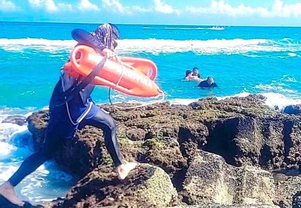 ¡RESCATAN A BAÑISTAS EN PLAYAS DE CHACHALACAS!