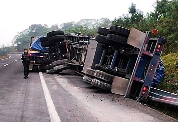 ¡VOLCÓ SEMIRREMOLQUE DE TRÁILER EN LIBRAMIENTO A XALAPA-BANDERILLA!