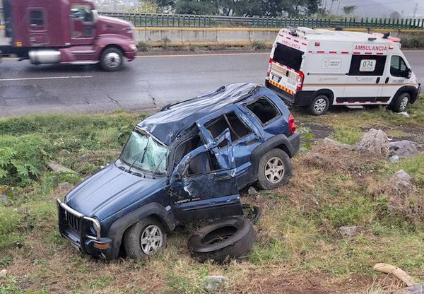 ¡TRABAJADOR DE PEMEX VOLCÓ EN SU CAMIONETÓN!