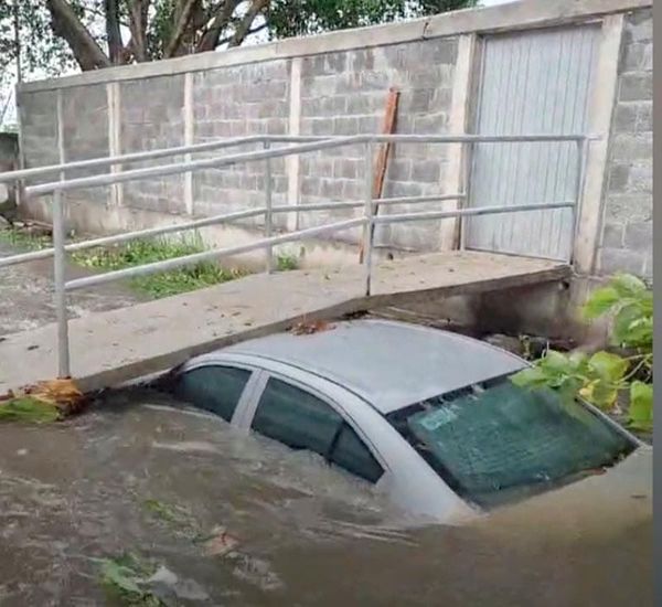¡AUTOMÓVIL SE METIÓ EN CANAL DE DESAGÜE EN LA COLONIA EL MANANTIAL!
