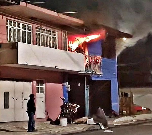 ¡BOMBEROS SOFOCAN INCENDIO EN VIVIENDA!