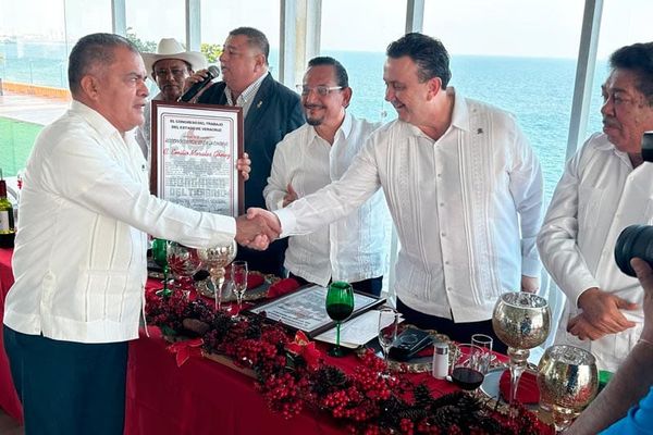 EMILIO MORALES FUE RECONOCIDO POR JUAN JOSÉ SIERRA...