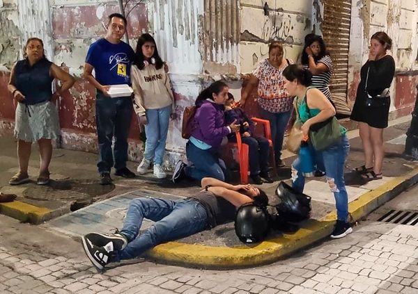 ¡PAPÁ Y SU HIJO LESIONADOS ARROLLADOS POR CAMIONETÓN!