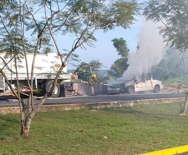 ¡POR UN CHISPAZO SE CHAMUSCÓ CAMIONETA POR EL LENCERO!