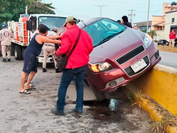 ¡AUTOMOVILISTA SE QUEDÓ ATORADO EN EL PUENTE EL BICENTENARIO!