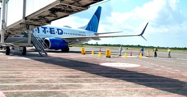 ¡FUGA DE TURBOSINA EN AVIÓN DE UNITED!