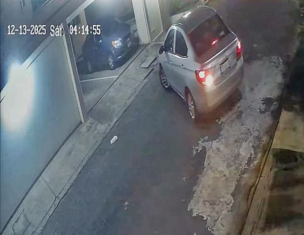 ¡JAULEROS SE METEN A LA RESIDENCIA Y ROBAN AUTOMÓVIL!