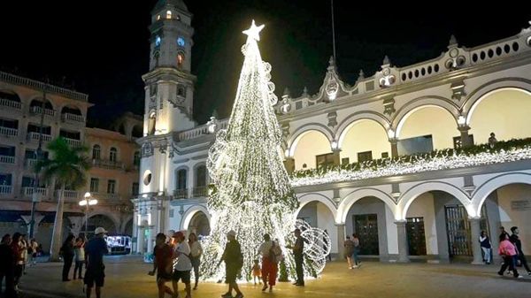 ¡DESFILE NAVIDEÑO HOY EN EL BULEVAR!