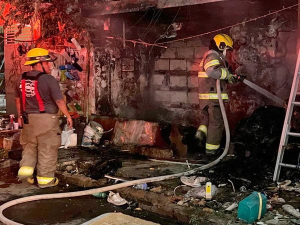 ¡APAGAN A CUBETAZOS CASA EN LLAMAS!