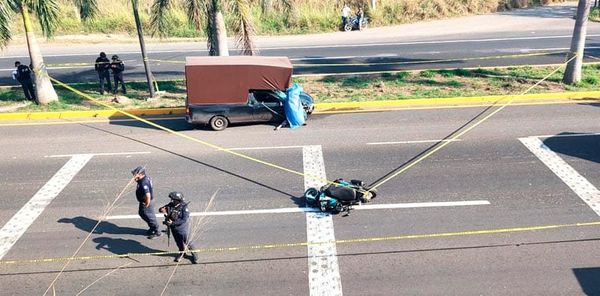 ¡MUERE MUJER POLICÍA! - CAMIONETA EMBISTIÓ LA MOTONETA EN LA QUE VIAJABAN LA FALLECIDA Y SU MENOR HIJA