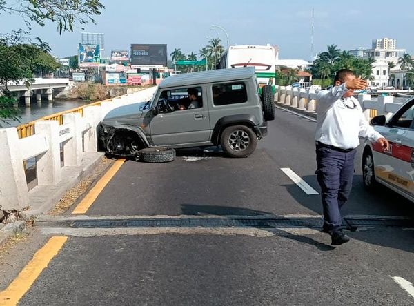 ¡CHOCÓ CONTRA EL PUENTE EN BOCA DEL RÍO!