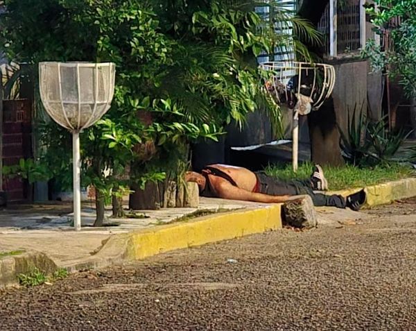 ¡LO ASESINARON DE UNA PUÑALADA EN EL CUELLO!