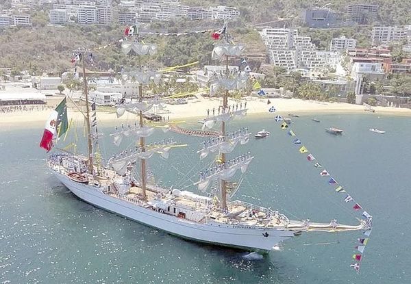 ¡REGRESA EL 'CUAHTÉMOC' A SU BASE DE ACAPULCO!
