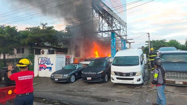 ¡SE INCENDIA LOTE DE AUTOS FRENTE AL MERCADO MALIBRÁN!