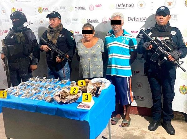 ¡DETIENEN A MATRIMONIO CON DROGA EN UN CATEO EN PLAYA VICENTE!