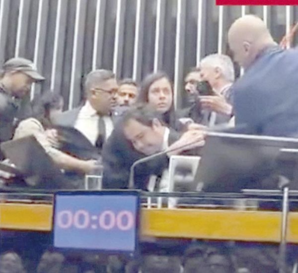 ¡DIPUTADO BRASILEÑO INTERRUMPE VOTACIÓN PARA REBAJAR CONDENA A BOLSONARO!