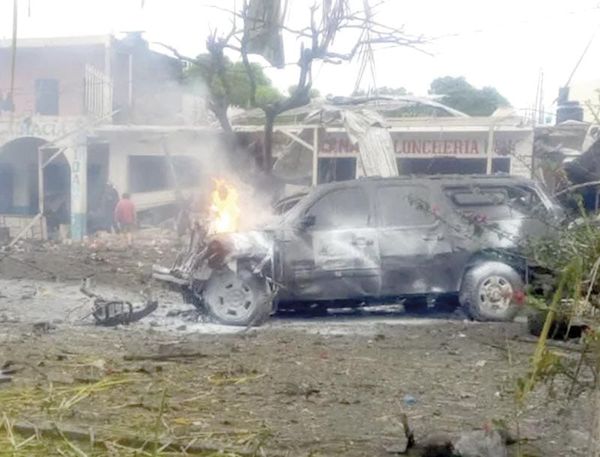 ¡EXPLOTA AUTO BOMBA EN MICHOACÁN: 5 MUERTOS Y 5 HERIDOS!