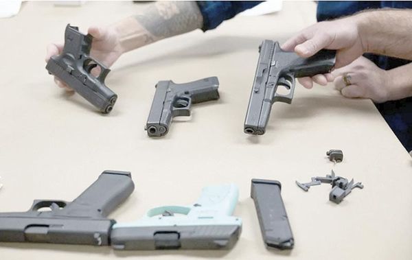 ¡MIENTRAS LAS ARMAS ESTADOUNIDENSES LLEGAN A CANADÁ, AUMENTAN VIOLENCIA!