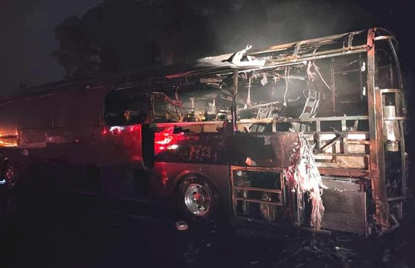 ¡AUTOBÚS TURÍSTICO SE CHAMUSCÓ EN LA AUTOPISTA!