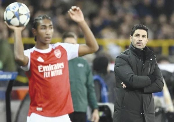 ¡DEBUTA EN CHAMPIONS DEFENSA DEL ARSENAL CON SOLO 16 AÑOS!