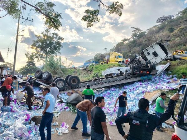¡VOLCÓ TRÁILER CARGADO CON BOTELLAS DE AGUA PURIFICADA EN NOGALES!