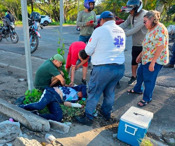 ¡POR IR VIENDO EL CELULAR MOTOCICLISTA SE IMPACTÓ CONTRA ANUNCIO EN LA CARRETERA!