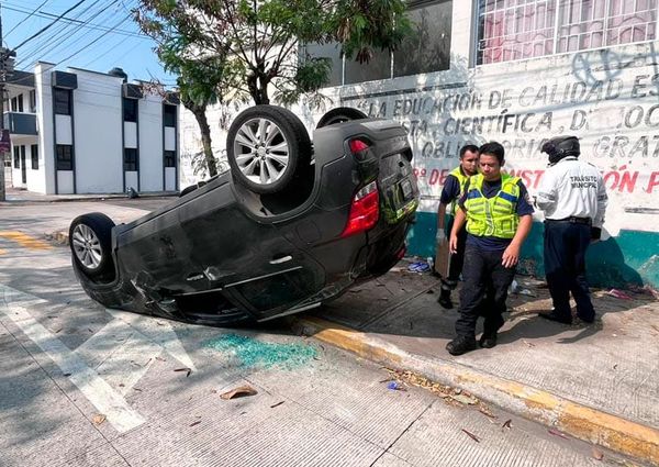¡VUELCA CAMIONETÓN EN LA CALZADA JUAN PABLO II!
