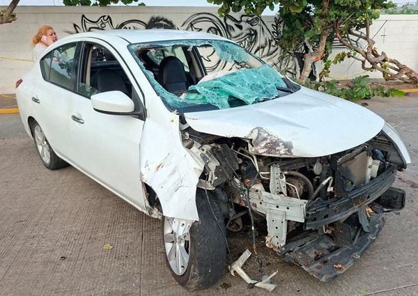 ¡CONDUCTORA SE IMPACTÓ CON ÁRBOL Y VOLCÓ AUTO JAPONÉS!