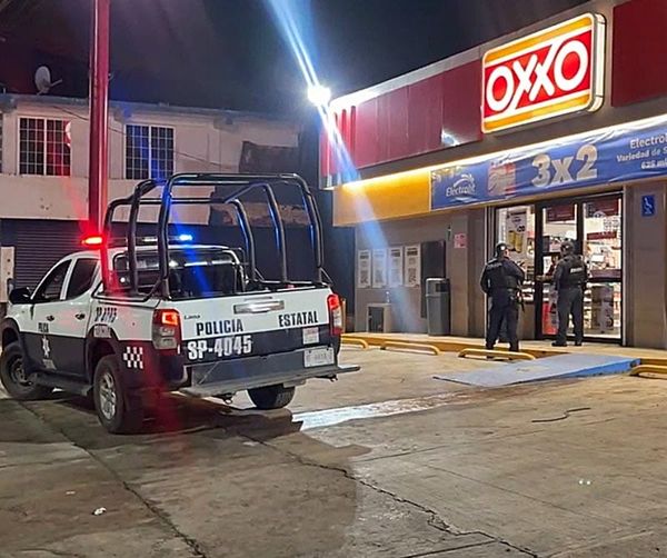¡PISTOLERO VACIÓ LA CAJA REGISTRADORA DE TIENDA “OXXO”!