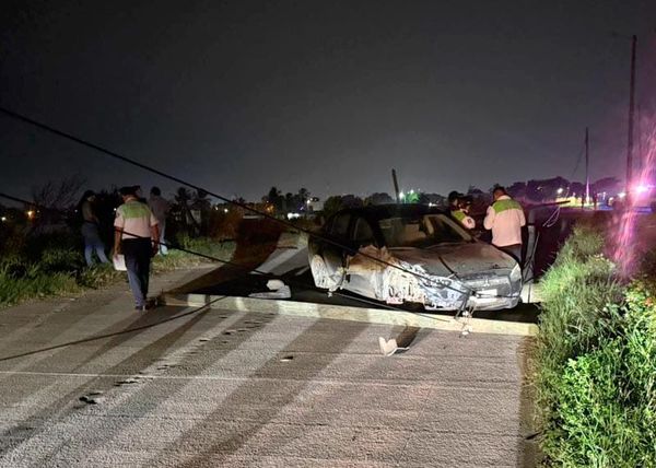 ¡SE ECHA “PESTAÑITA” Y SE IMPACTÓ CONTRA 3 POSTES DE TELMEX!