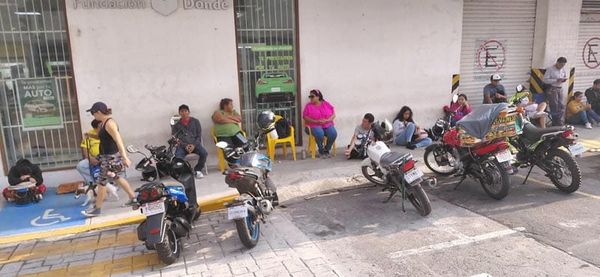 ¡LARGAS FILAS PARA EMPLACAR LAS MOTOS!