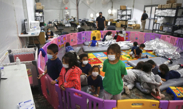 ¡NIÑOS MIGRANTES EN EU SON DETENIDOS POR MÁS TIEMPO DEL LÍMITE LEGAL! - ADMITE ICE