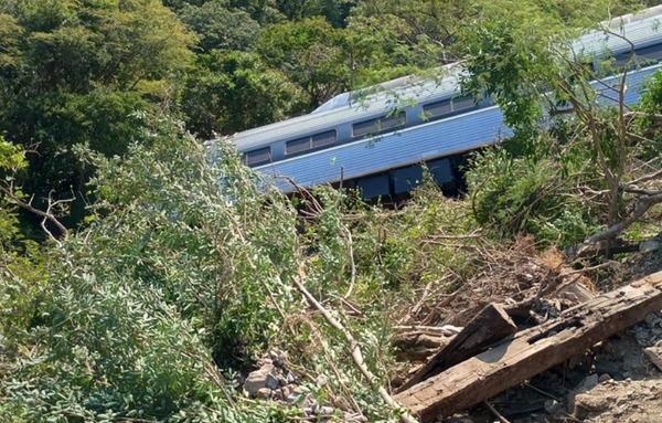 SE VUELVE A "SALIR DE LA VÍA" TREN TRANSÍSMICO! En Oaxaca