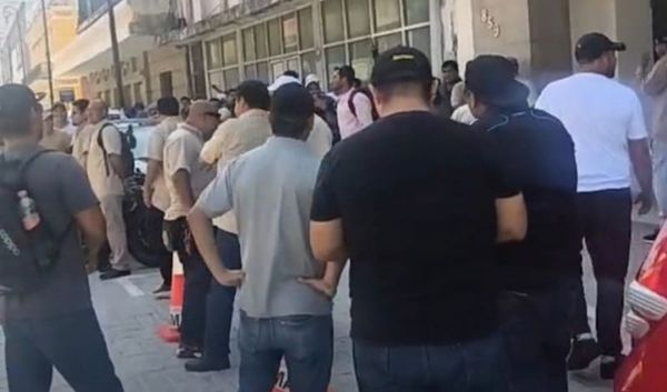 ¡PROTESTAN TRABAJADORES DE CICE! - *Exigen reinstalación de 8 corridos
