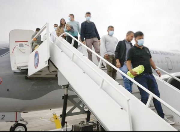 ¡ATERRIZA EN CHIAPAS AVIÓN CON 121 MEXICANOS DEPORTADOS DE EU!