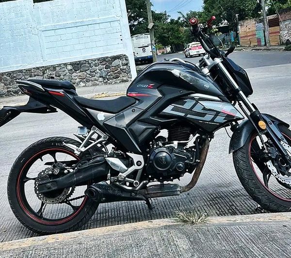 ¡LADRONES SE LLEVAN MOTOCICLETA DE TIENDA DEPARTAMENTAL!