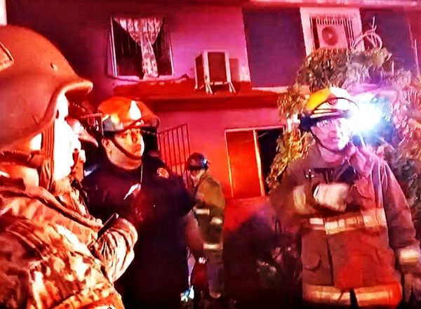 ¡ABUELITOS QUEMADOS POR VELADORA QUE CAYÓ EN LA RECÁMARA!