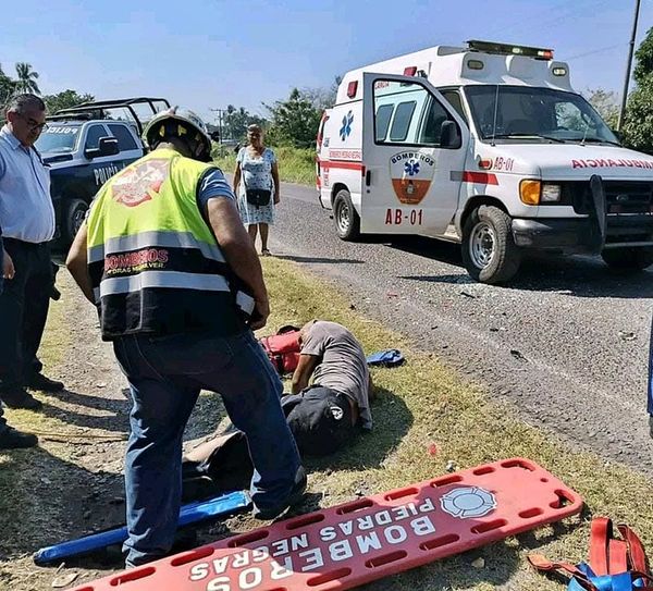 ¡SE LE ATRAVESÓ UN ÁRBOL A MOTOCICLISTA!