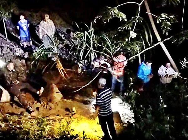 ¡CAMIONETA CAYÓ EN BARRANCO!