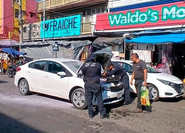 ¡SE PRENDE CARRO Y MOVILIZA A POLICÍAS EN EL MERCADO!
