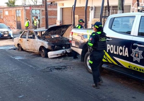 ¡TAXI VOLCADO LO INCENDIAN FRENTE A MERCADO DE CÓRDOBA!