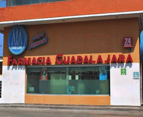 ¡TRES HAMPONES ASALTAN FARMACIA Y A LOS CLIENTES!