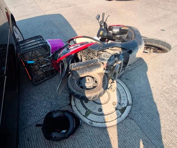 ¡MUJER MOTOCICLISTA HERIDA EN “TORTAZO”!